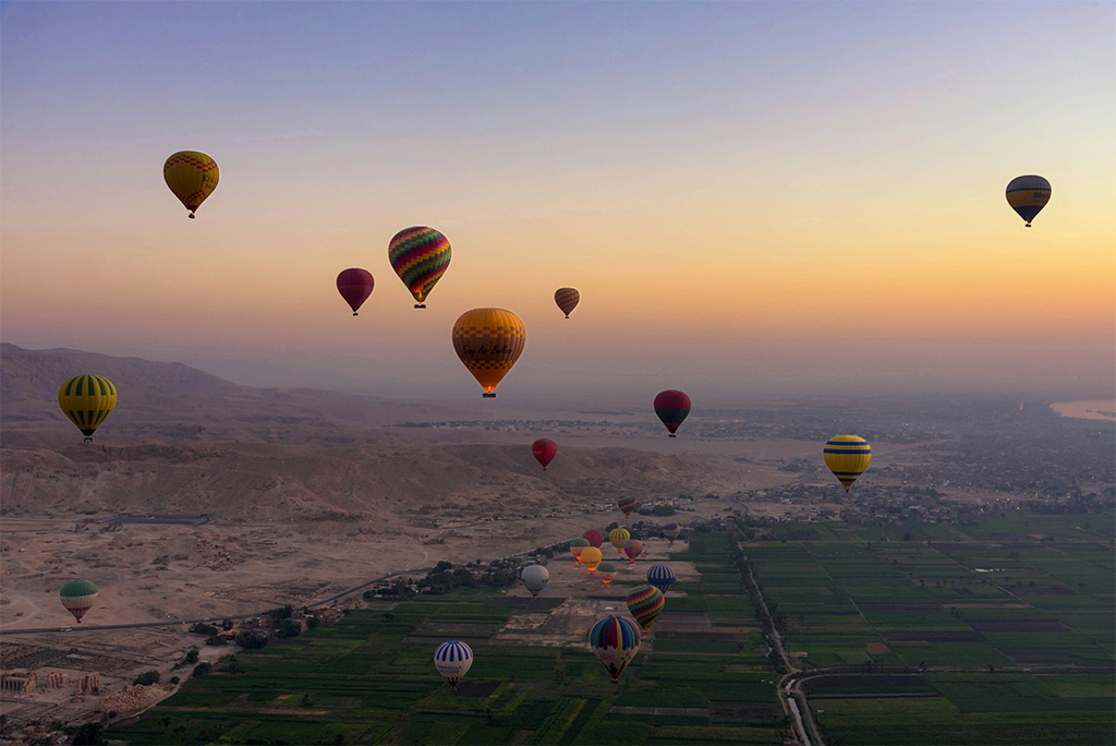 Hot air ballons dilling Luxor's sky