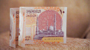 Tipping, a 10 Egyptian Pounds note